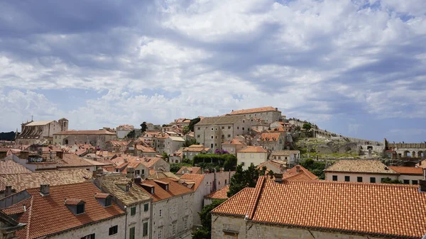 Живописный Вид Дубровницкие Стены Против Красных Крыш Хорватии Мрачный День — стоковое фото