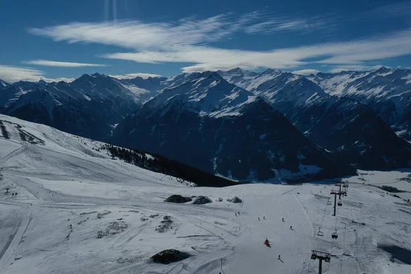 Eine Luftaufnahme Von Schönen Schneebedeckten Bergen Und Sesselliften Einem Kalten — Stockfoto