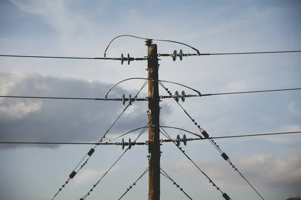 Elektrisk Elstolpe Med Ledningar Och Molnig Himmel Bakgrunden — Stockfoto