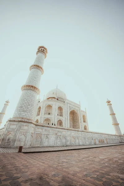 Ângulo Baixo Mausoléu Taj Mahal Sob Céu Cinzento Agra Índia — Fotografia de Stock