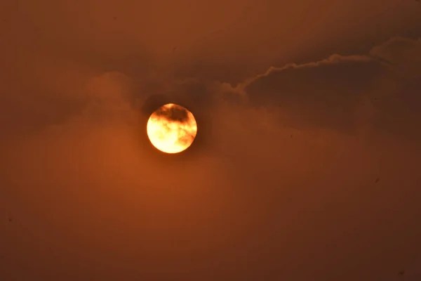 Gloeiende Volle Maan Aan Oranje Hemel — Stockfoto