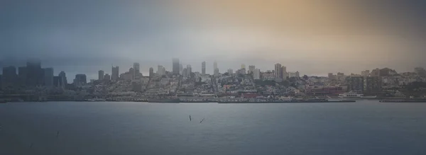 Panorámás Kilátás Tengerről Egy Városkép Ködös Időben — Stock Fotó