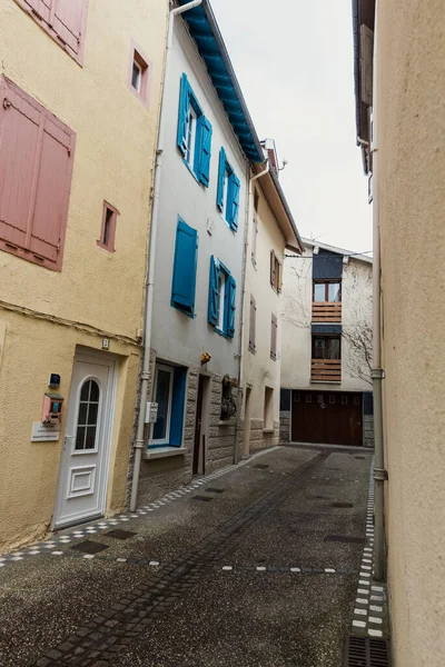 Pionowe Ujęcie Ulic Les Thermes Kolorowymi Fasadami Budynku Francja — Zdjęcie stockowe
