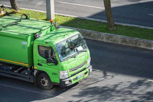 Camião Lixo Verde Rua Lisboa — Fotografia de Stock