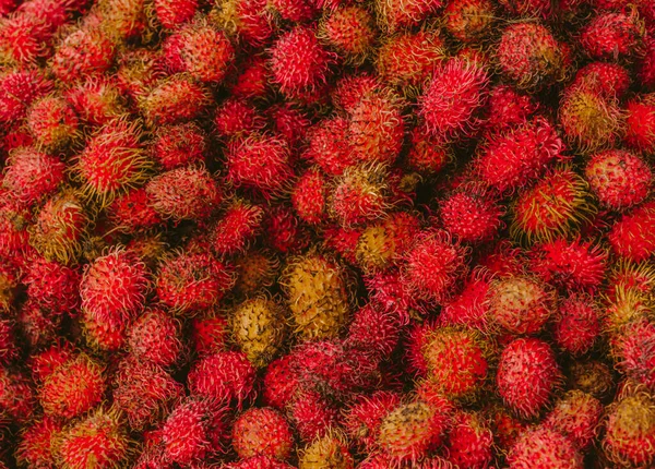 Parlak Işıkta Yeni Toplanmış Rambutan Meyvesinin Yakın Plan Çekimi — Stok fotoğraf