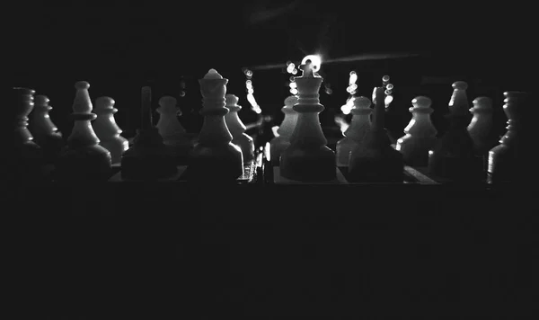 Grayscale Záběr Šachových Figurek Desce — Stock fotografie