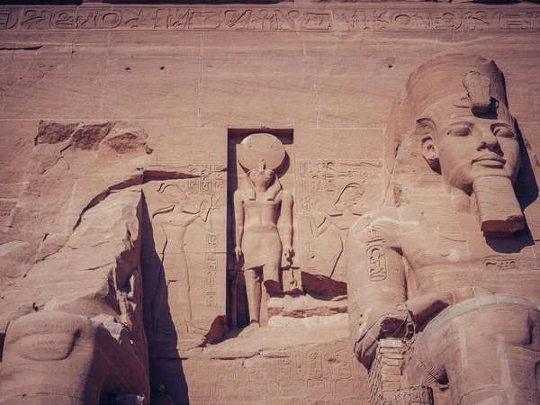 埃及Abu Simbel村的一座Abu Simbel石刻神庙雕像 — 图库照片