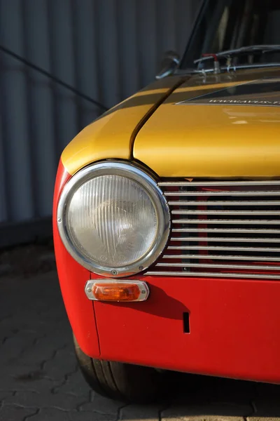 Красивый Снимок Винтажного Красного Желтого Автомобиля — стоковое фото