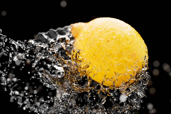 Primo Piano Del Limone Con Spruzzi Acqua Sullo Sfondo Scuro — Foto Stock