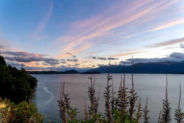 Vacker Utsikt Över Havsutsikt Den Vackra Himlen Vid Solnedgången — Stockfoto
