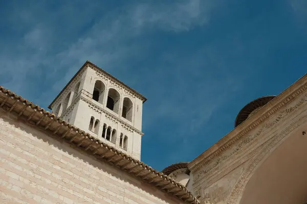 Een Lage Hoek Opname Van Basiliek Van Sint Franciscus Assisi — Stockfoto