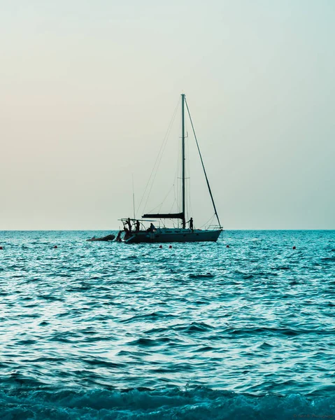 Een Verticaal Schot Van Een Boot Zee Mallorca Spanje — Stockfoto
