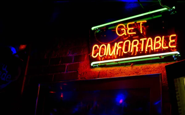 Una Veduta Cartello Neon Bar Buio Che Dice Get Comfortable — Foto Stock