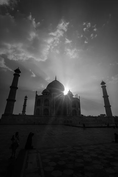インド アグラのグレースケールでのタージ マハル廟の景観の低い角度 — ストック写真