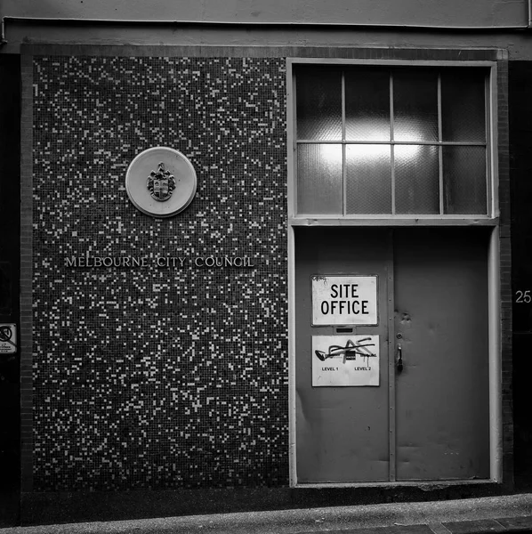 Zdjęcie Ściany Skali Szarości Napisem Melbourne City Council Site Office — Zdjęcie stockowe
