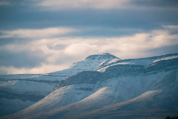 Krásná Krajina Pohled Útesy Pokryté Sněhem Proti Šedé Obloze Matroosberg — Stock fotografie