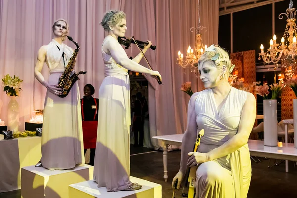 Een Groep Vrouwelijke Muzikanten Geschilderd Als Standbeelden Een Luxe Party — Stockfoto
