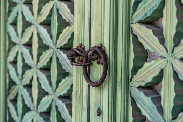 Viejo Metal Envejecido Puerta Oxidada Golpeador — Foto de Stock