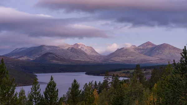 Céu Púrpura Brilhante Por Sol Sobre Rio Perto Montanhas Noruega — Fotografia de Stock