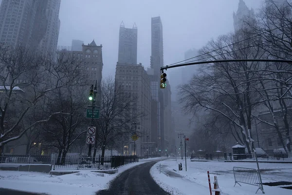纽约的一条雪地的街道和高耸的摩天大楼 — 图库照片