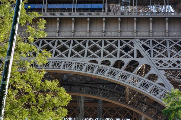 Belo Detalhe Base Torre Eiffel Paris França Com Uma Árvore — Fotografia de Stock