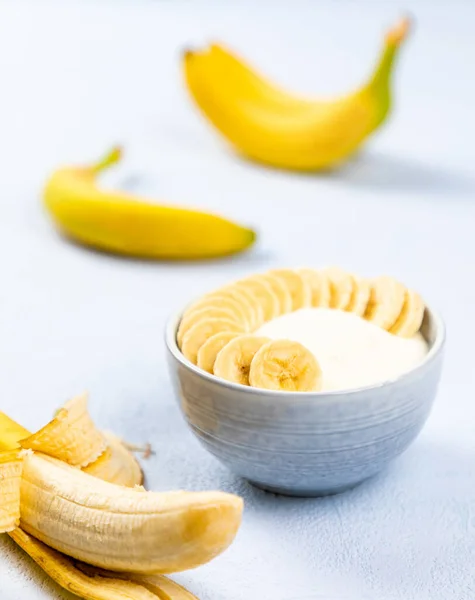 Primo Piano Crema Dessert Con Frutta Banana Una Ciotola Sfondo — Foto Stock