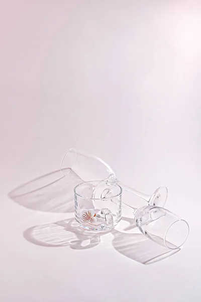 Eine Nahaufnahme Eines Sektglases Und Einer Glasierten Tasse Isoliert Auf — Stockfoto