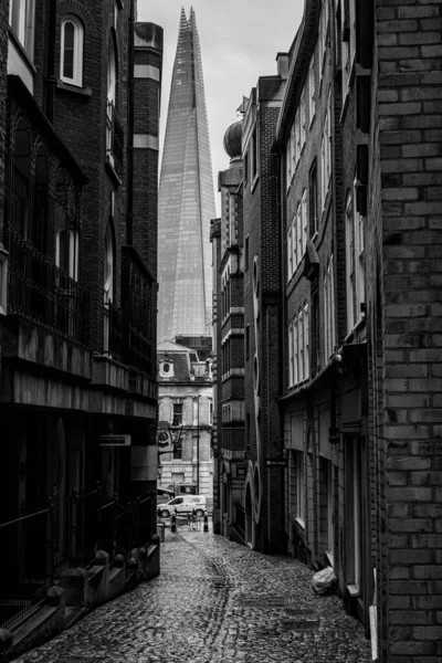 Graustufenaufnahme Einer Londoner Gasse Mit Einer Scherbe Hintergrund London Großbritannien — Stockfoto