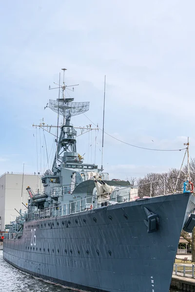 Eine Vertikale Aufnahme Eines Kriegsschiffs Aus Dem Zweiten Weltkrieg Als — Stockfoto