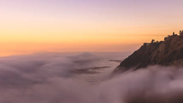 Una Vista Panoramica Delle Montagne Contro Paesaggio Marino Coperto Nebbia — Foto Stock