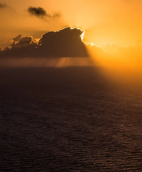 Una Fascinante Vista Del Atardecer Sobre Mar Capturado Una Noche — Foto de Stock