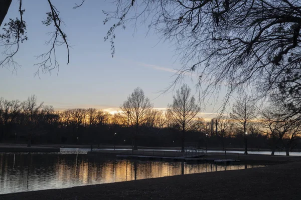 Ein Malerischer See Umgeben Von Kahlen Bäumen Vor Einem Sonnenuntergang — Stockfoto