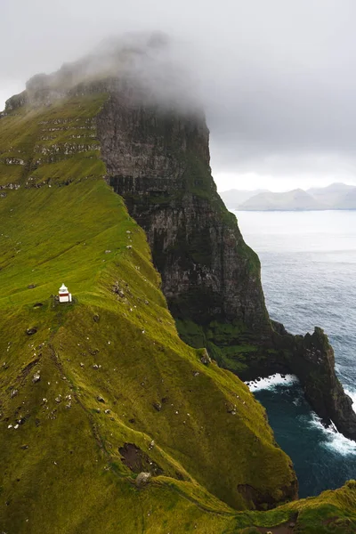 Faroe Adaları Nın Kuzeyindeki Deniz Fenerinin Dikey Görüntüsü — Stok fotoğraf