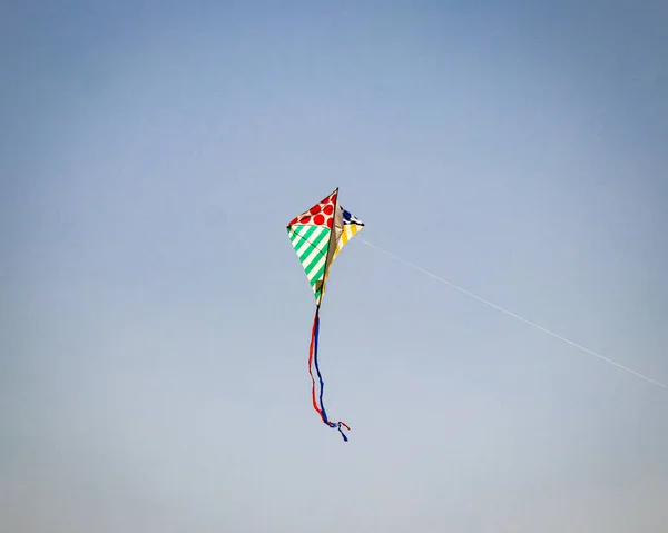 Een Lage Hoek Opname Van Een Kleurrijke Vlieger Een Blauwe — Stockfoto