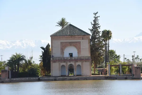 Close Edifício Com Lago Primeiro Plano — Fotografia de Stock