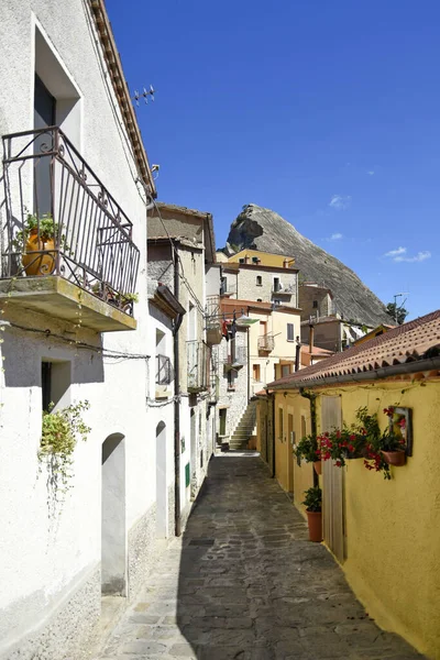 Uma Vista Vertical Ruas Estreitas Edifícios Históricos Região Basilicata Castelmezzano — Fotografia de Stock