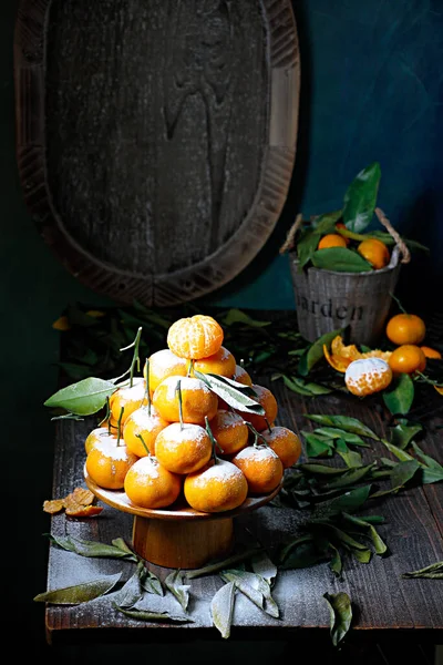Una Hermosa Inyección Mandarinas Colocadas Forma Pirámide Con Azúcar Polvo —  Fotos de Stock