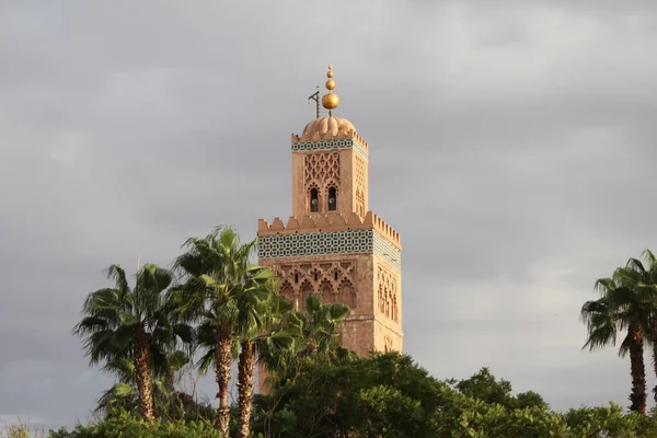 Una Toma Ángulo Bajo Mezquita Koutoubia Día Nublado Marrakech Marruecos —  Fotos de Stock
