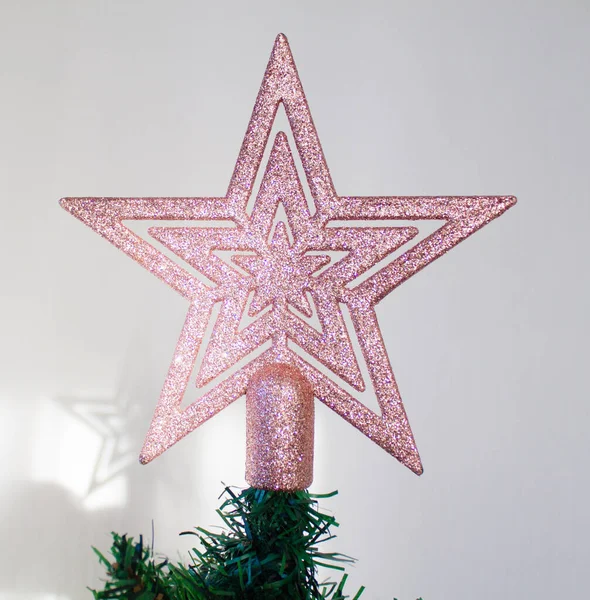 Eine Nahaufnahme Eines Rosa Glitzernden Weihnachtssternschmucks Auf Einem Baum — Stockfoto