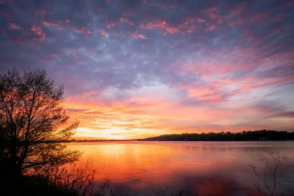 Eine Schöne Aufnahme Eines Farbenfrohen Sonnenuntergangs Über Einem Fluss Abend — Stockfoto