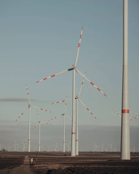 Venkovské Pole Moderními Větrnými Turbínami — Stock fotografie