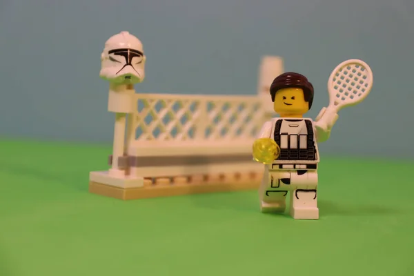 Lego Játékfigura Egy Férfi Teniszező Egy Raquet Pályán — Stock Fotó