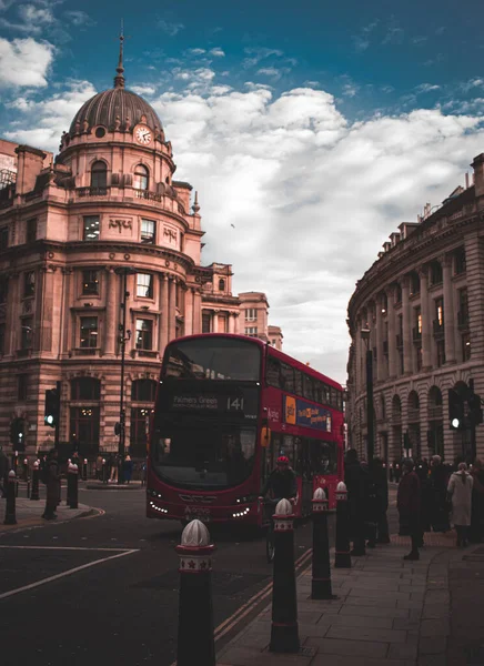 Eine Vertikale Aufnahme Eines Busses Zentrum Londons Mit Schönen Gebäuden — Stockfoto