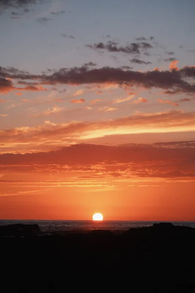 Vertikal Bild Vacker Havsutsikt Vid Natursköna Solnedgången — Stockfoto