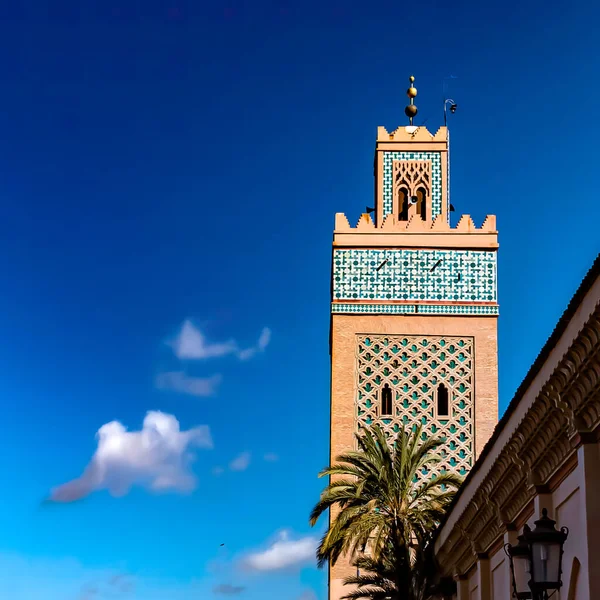 モロッコのカサブランカの曇り空の下でモスクの上部の美しいショット — ストック写真