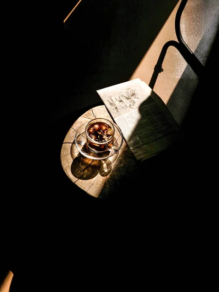 Ein Ästhetischer Blick Auf Eine Tasse Erfrischenden Eiskaffee Und Zeitung — Stockfoto