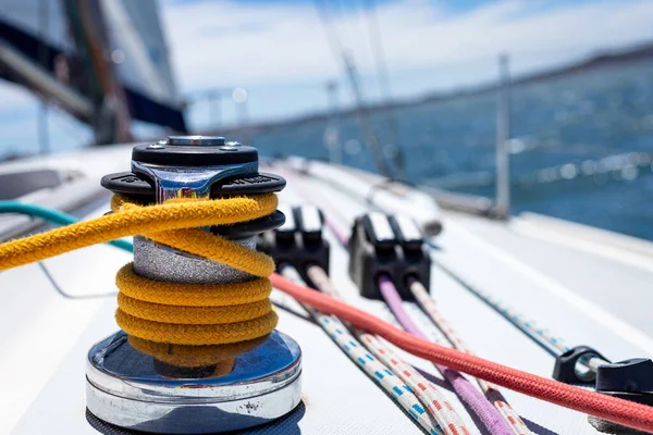背景がぼやけてヨットに縛られた黄色のロープのクローズアップショット — ストック写真
