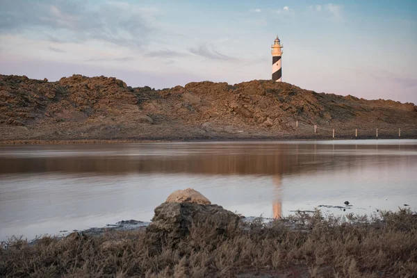 Klidná Vodní Krajina Majákem Menorca Baleárských Ostrovech Španělsko — Stock fotografie