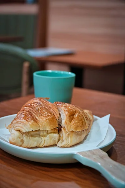 Szelektív Fókuszfelvétel Egy Finom Húsos Croissant Ról Egy Teáscsésze Egy — Stock Fotó