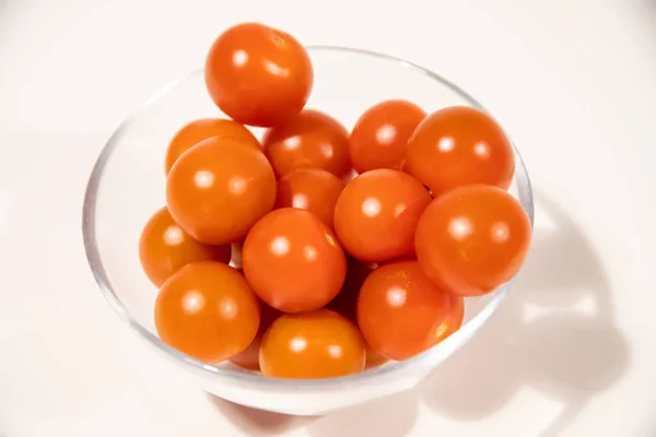 Montón Tomates Cherry Tazón Vidrio Aislado Sobre Fondo Blanco — Foto de Stock